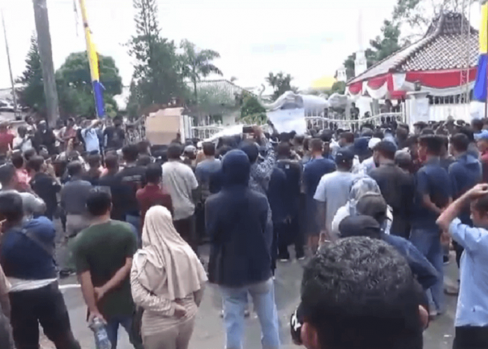 Tolak Jalan Nasional Ditutup, Ribuan Sopir Batubara Unjuk Rasa di Rumah Dinas Gubernur
