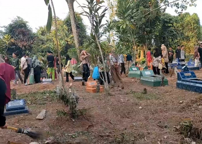 Tradisi Nyekar Jelang Ramadhan di Batanghari, Warga Ramai-Ramai Bersihkan Kawasan Pemakaman