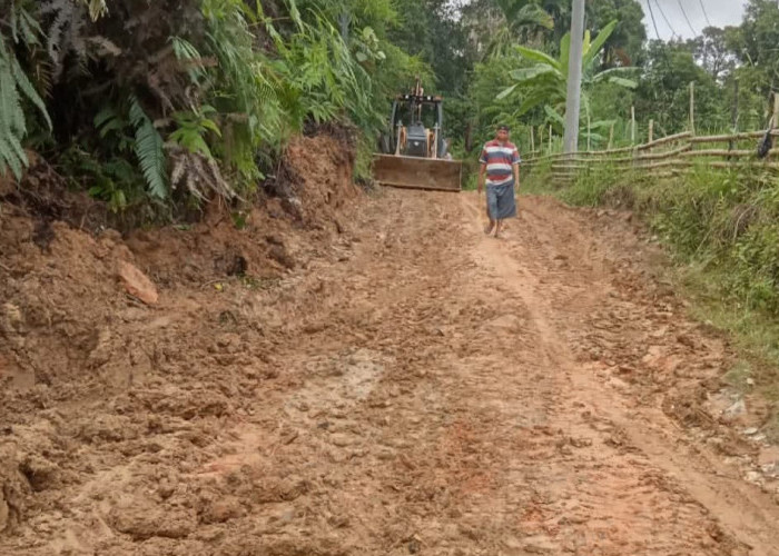 Gerak Cepat Tangani Longsor, Bupati Hurmin Kerahkan Alat Berat ke Batang Asai