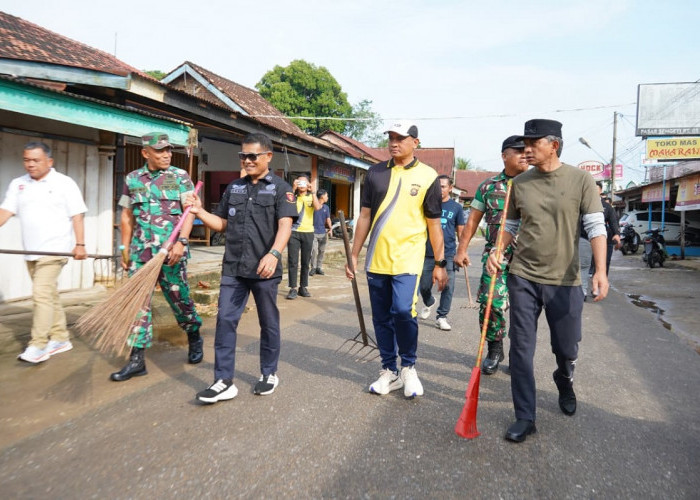 Wabup Muaro Jambi Pimpin Aksi Bersih Pasar Sengeti dan DAS Batang Hari