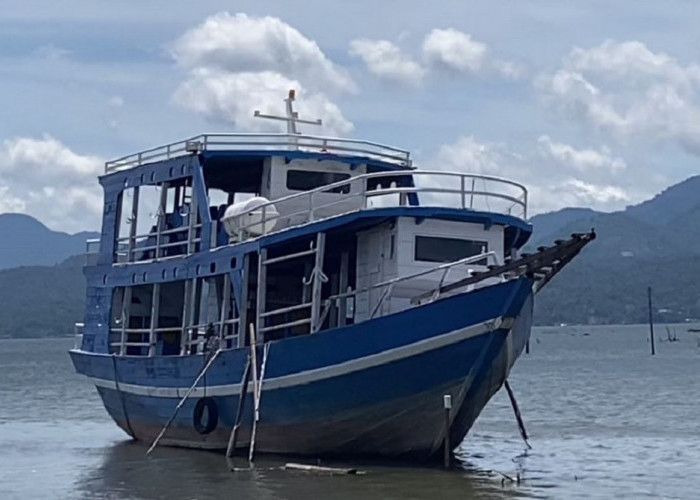 Kapal Sakti Wisata Bernilai Miliaran Rupiah Terbengkalai di Tengah Danau Kerinci