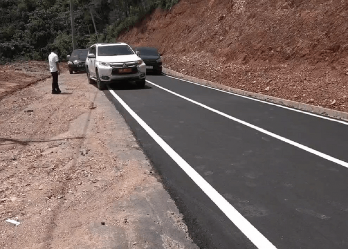 Mantap! Jalan Batang Asai Mulus, Warga Gelar Acara Syukuran dan Ucapkan Terimakasih Kepada Gubernur Al Haris