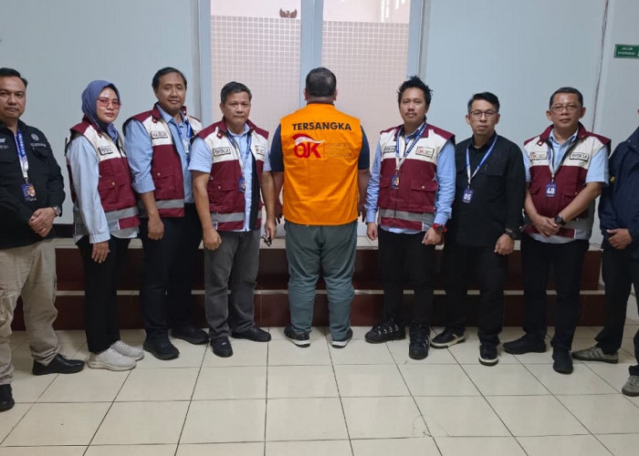 OJK Serahkan Tersangka Dan Barang Bukti Kasus PT Asuransi Jiwa Prolife Ke Kejaksaan Negeri Jakarta Selatan