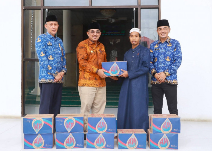 Hidupkan Malam Ramadhan, Pemkab Tanjab Barat Bagikan Ribuan Dus Air Minum untuk Jamaah Tarawih