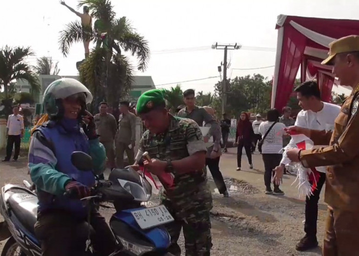 Jelang HUT Ke-78 RI, Ribuan Bendera Merah Putih Dibagikan Kepada Pengendara dan Masyarakat