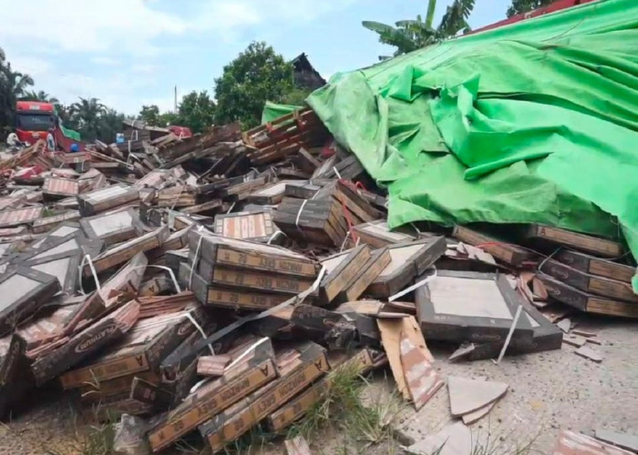 Truk Trailer Bermuatan Keramik Terguling di Lintas Timur, Arus Lalu Lintas Sempat Tersendat