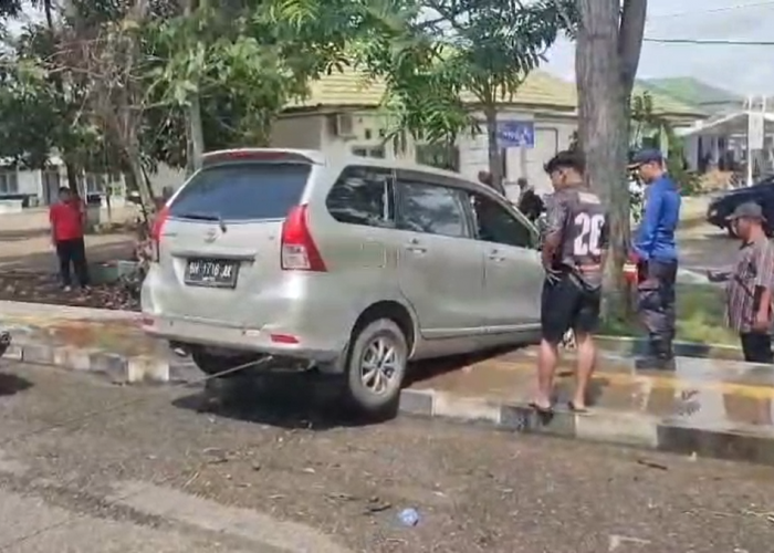 Satu Mobil di Muaro Jambi Hilang Kendali dan Terperosok, Damkar Sigap Lakukan Evakuasi