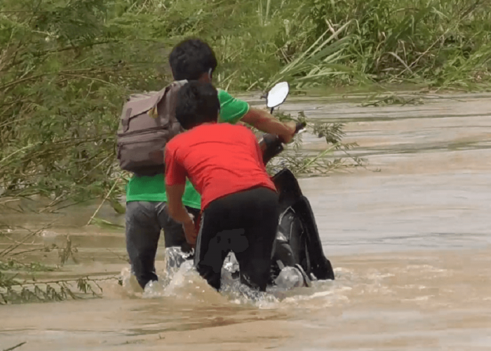 Jalan Poros Terendam Banjir, Aktivitas Warga Di 3 Desa Di Muaro Jambi Terganggu