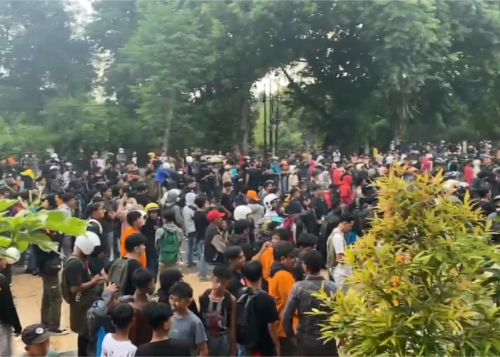 Meski Diguyur Hujan, Mahasiswa Tetap Bertahan Suarakan Aspirasi di DPRD Jambi