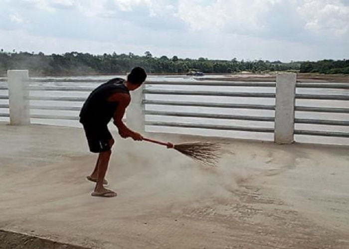 Warga Desa Pagar Tuding Keluhkan Debu Pembangunan Turap 