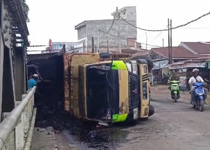 Truk Muatan Batubara Terguling di Muara Bulian, Arus Lalu Lintas Terganggu