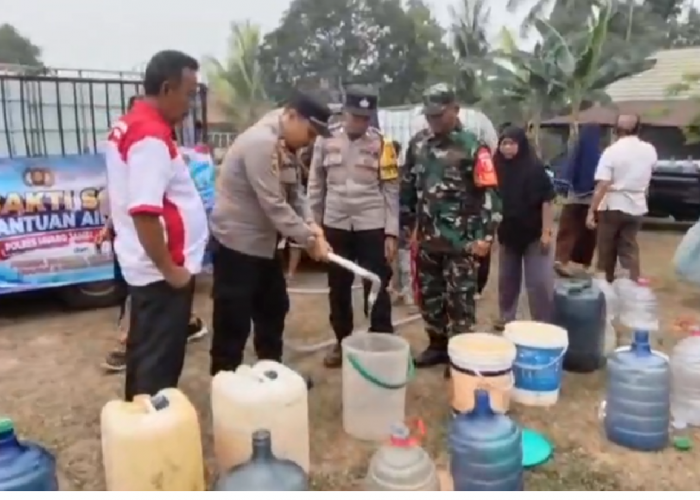 Krisis Air Bersih Melanda Jaluko, Polisi Salurkan 10 Ribu Liter Air