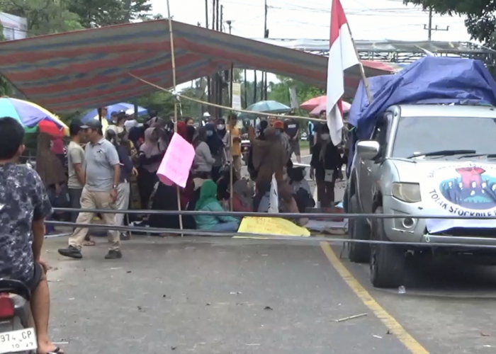 Demo Tolak Stocpile Batu Bara Warga Pasang Tenda di Tengah Jalan