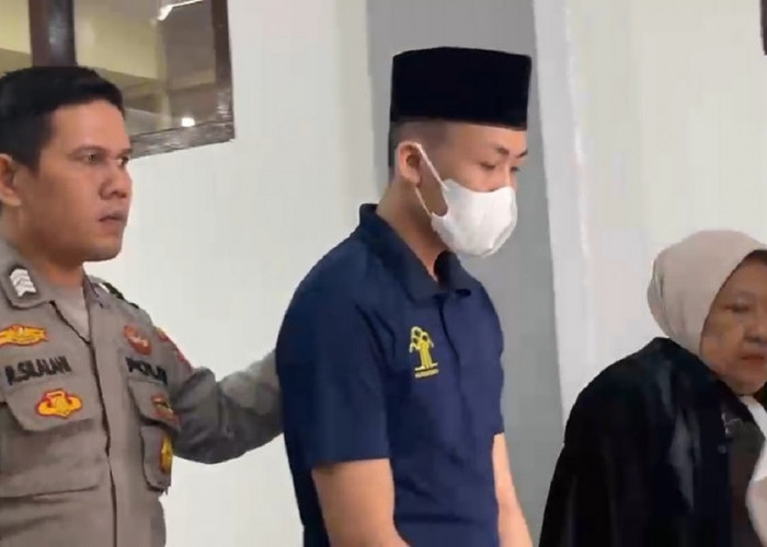 Sambil Tahan Tangis, Alung Bacakan Pembelaan: “Saya Sudah Melakukan Dosa Besar”