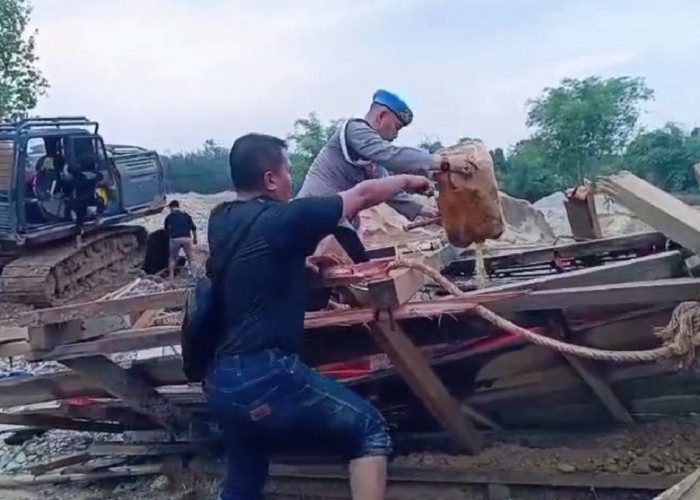 Berantas Peti, Petugas Bakar Perangkat Tambang Ilegal Alat Berat Peti Rantau Pandan