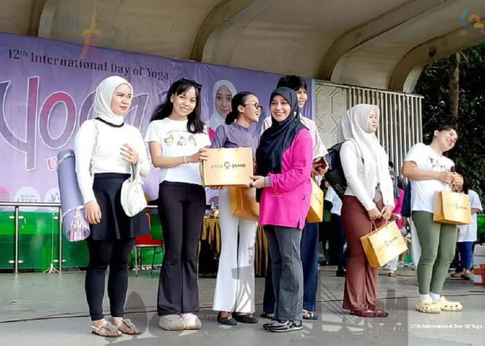 Ketua TP PKK Nadiyah Maulana Meriahkan Hari Yoga Internasional ke-12 di Kota Jambi