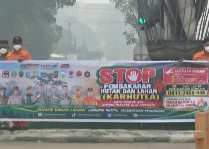 Pemerintah Bagikan Ribuan Masker Ke Pengendara