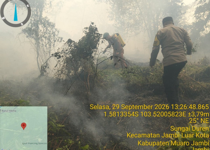 Polri Bersama TNI, BPBD dan Warga Padamkan Karhutla Seluas 5 Hektare di Sungai Duren