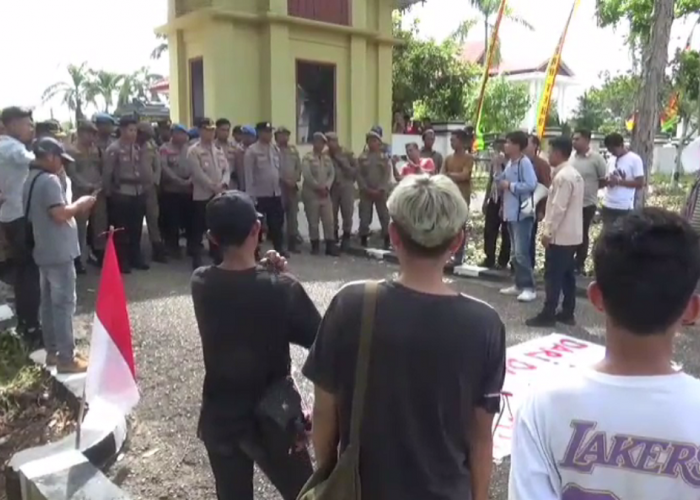 Aksi Unjuk Rasa Mahasiswa Dan Pemuda Tebo Di Depan Kantor DPRD