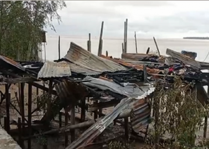 1 Unit Rumah Warga Kampung Laut Ludes Terbakar