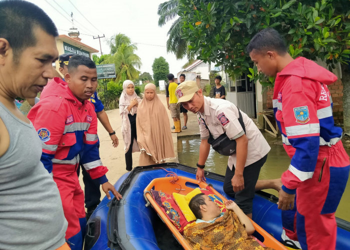 Damkartan Evakuasi Anita Yang Sakit Ditengah Banjir