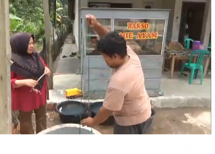 Kemarau Melanda, Sumur Warga Mengering, Air Sumur Sekolah Jadi Andalan