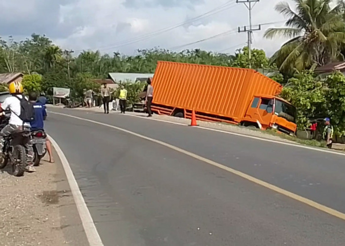 Kecelakaan Lalu Lintas, Pengendara Bentor Terseret Belasan Meter Dibawah Kolong Truk Fuso 