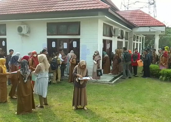 Ribuan Pendaftar Mengantri Untuk di Verfak