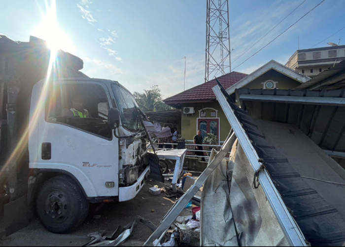 TABRAKAN TRUK BATUBARA DI PEMAYUNG KABUPATEN BATANG HARI: KIOS KUE RUSAK, PEMBELI TERLUKA