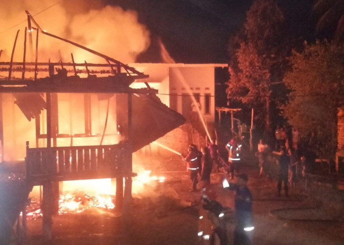 Rumah Panggung di Muaro Jambi hangus Terbakar, Damkar Kerahkan 2 Armada