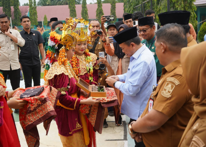 Gubernur Al Haris Apresiasi Penyerahan Murid Baru Secara Adat Melayu Jambi di SMA Negeri 1 Muaro Jambi