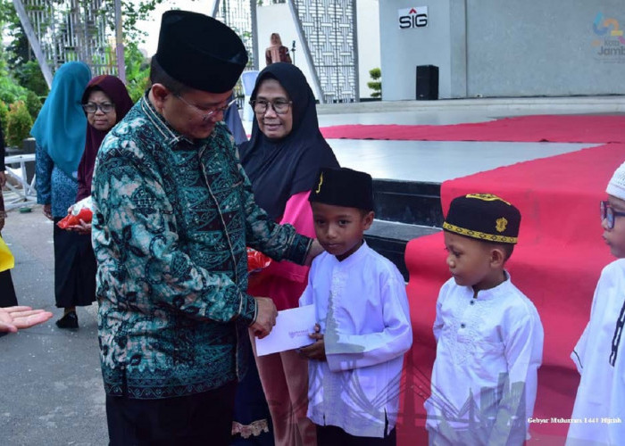 Maulana - Diza Serahkan Santunan Kepada Anak Yatim dan Berikan Bantuan Ratusan Paket Sembako Bagi Kaum Dhuafa