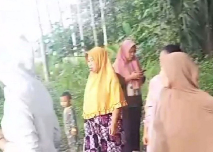 Viral, Emak-Emak di Desa Talang Duku Marah dan Bakar Tempat Diduga Sarang Narkoba 