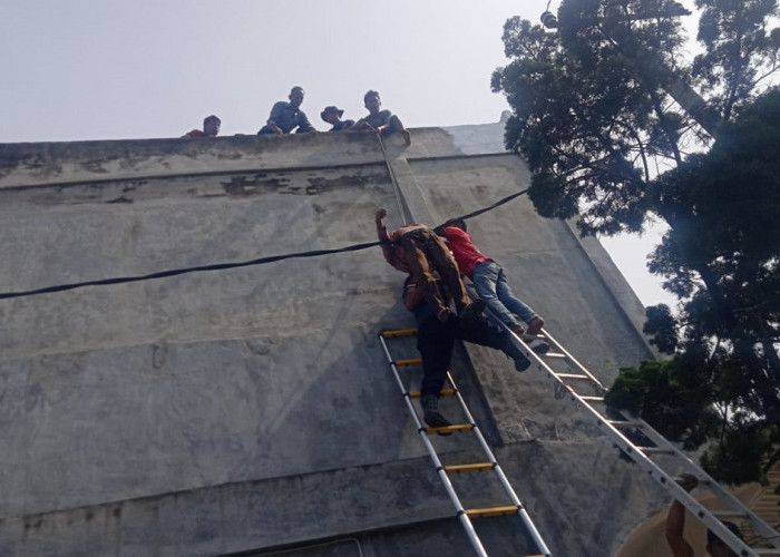 Jatuh Saat Mengecat, Pria Paruh Baya Tersengat dan Tersangkut di Kabel Listrik