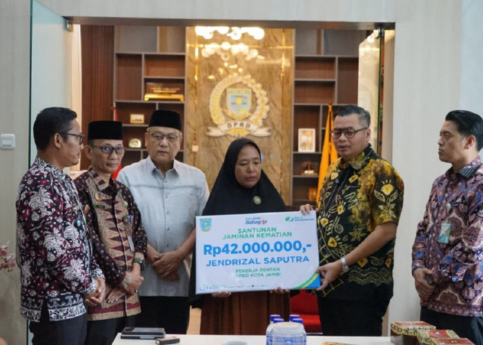 Ketua DPRD Kota Jambi Serahkan Kartu BPJS Ketenagakerjaan, Ahli Waris Terima Santunan Rp 42 Juta