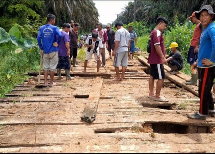 Warga Dua Kabupaten Gotong Royong Perbaiki Jembatan Tua di Perbatasan Batang Hari–Muaro Jambi