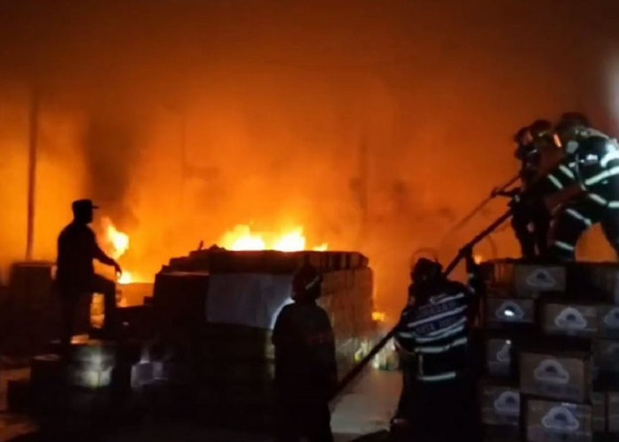 Gudang Sembako PT Dunia Aneka Usaha Terbakar
