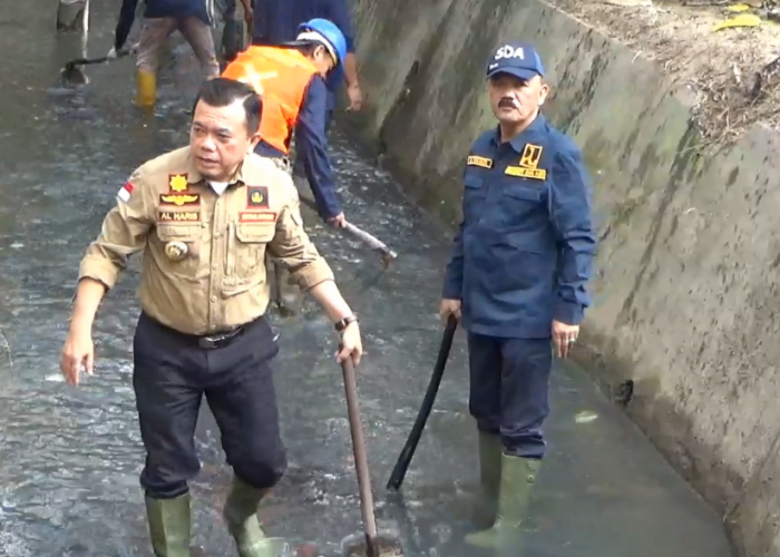 Gubernur Al Haris Turun Langsung Bersihkan Drainase Atasi Banjir