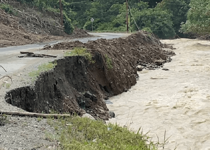 Waspada! Ruas Jalan Siulak Deras Kerinci Nyaris Putus