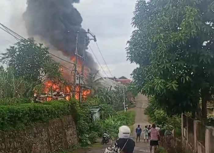 Gudang Penyimpanan Gas dan BBM Ilegal Di Merangin Meledak, 8 Rumah Dan Bedeng Terbakar