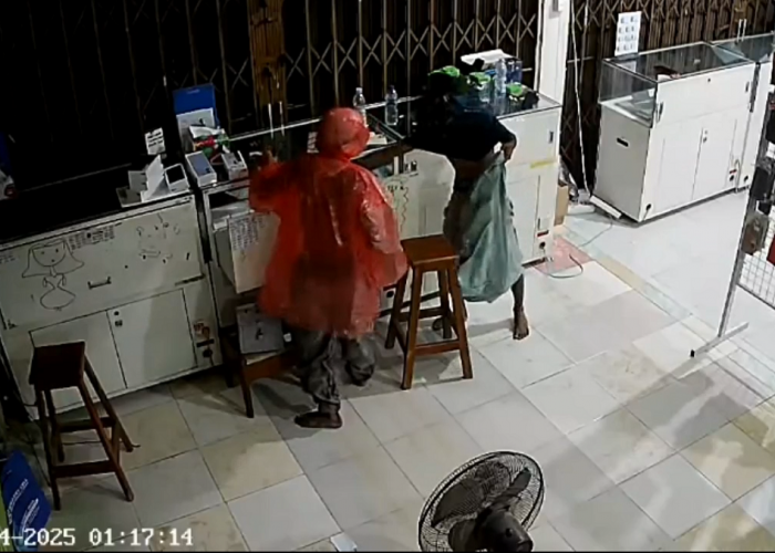 Aksi Bobol Konter Terekam CCTV, Dua Pelaku Gasak 13 HP dan Rp 8 Juta di Pematang Lumut