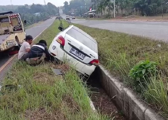 Mengantuk dan Jalan Gelap, Toyota Vios Terperosok ke Drainase Jalinsum Bungo