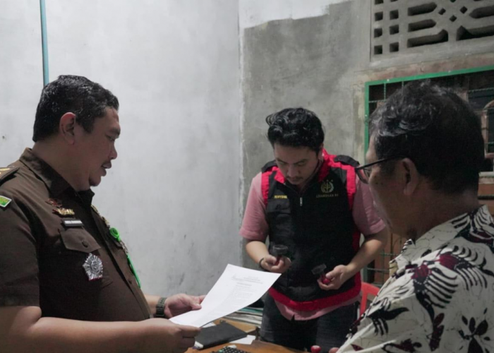 Tim Penyidik Kejari Tebo Geledah Kantor Desa Sungai Pandan