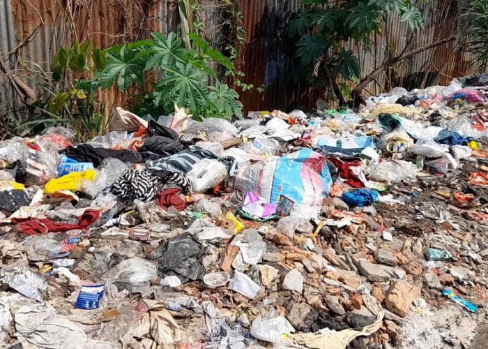 Sampah Berserakan Hingga Menimbulkan Bau Tak Sedap