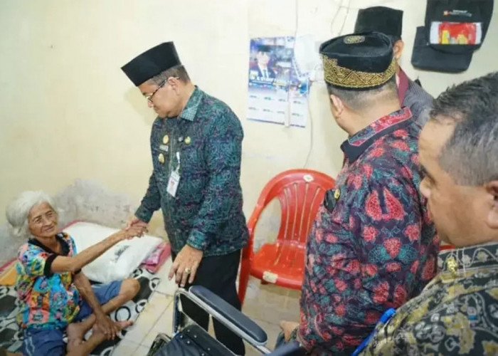 Wali Kota Jambi Kunjungi Lansia di Paal Merah, Serahkan Kursi Roda dan Jamin Biaya Pengobatan