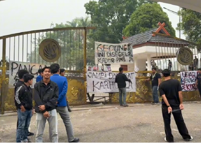 Mahasiswa Kembali Geruduk Kantor Gubernur Jambi, Desak Transparansi Dana Karhutla Rp30 Miliar