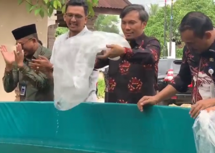 Ketua DPRD Edi Purwanto Serahkan Bantuan 40 Ribu Bibit Lele ke Masyarakat