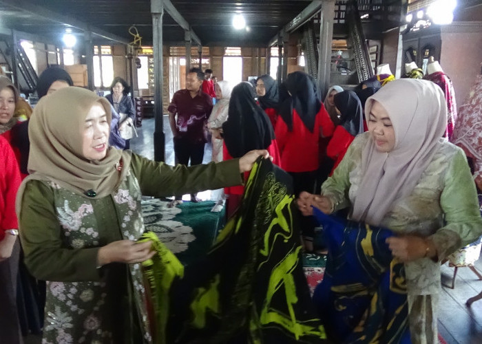 Hj. Hesti Haris Dorong Lahirnya Wirausaha Muda Melalui Pelatihan Batik Kontemporer PKW