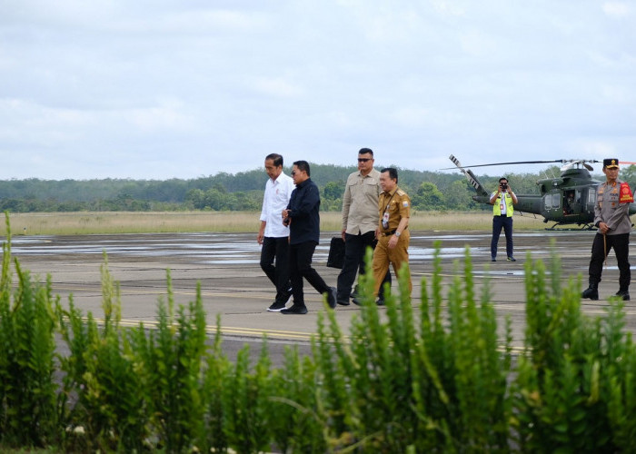 Presiden Jokowi Tiba di Merangin Menggunakan Helikopter, Kondisi Cuaca Sedang Hujan Deras