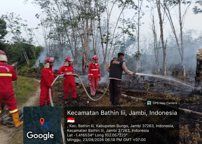 Polsek Muara Bungo Bersama Manggala Agni Padamkan Karhutla di Kebun Karet Teluk Beringin